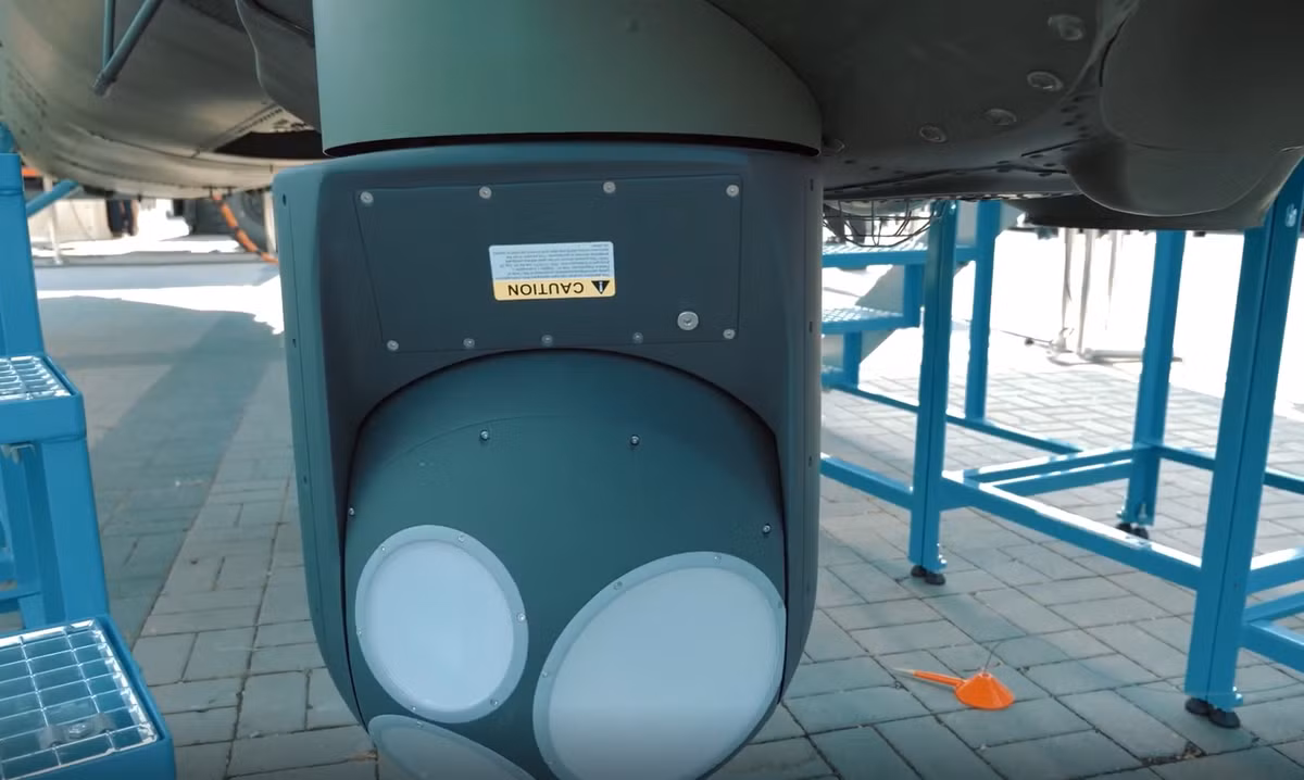 Cận cảnh cảm biến quang – điện tích hợp các kênh chỉ thị mục tiêu laser, cảm biến hồng ngoại… trang bị dưới mũi trực thăng tấn công Mi-24W/D dành cho Quân đội Ba Lan. Ảnh: PGZ