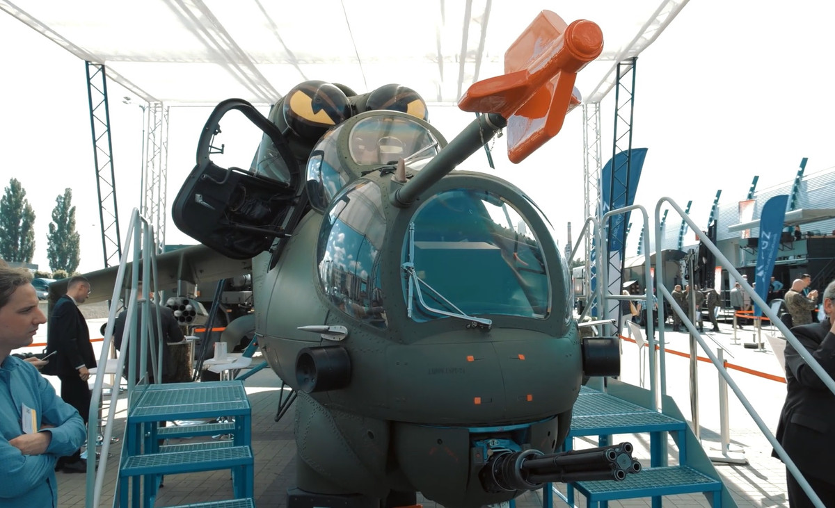 Theo liên doanh Ba Lan - Israel, sau nâng cấp, trực thăng hiện đại hóa trang bị buồng lái "kỹ thuật số tiên tiến", hệ thống vũ khí mới, hệ thống cảm biến quang điện hiện đại. Ảnh: Nguyên mẫu phiên bản nâng cấp Mi-24W/D tháo cánh quạt, trưng bày tại MSPO 2019. Ảnh: PGZ