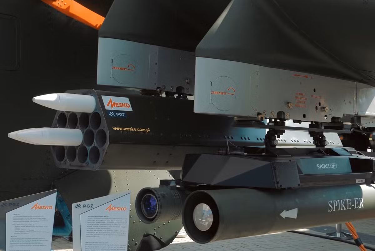 Cụ thể, thay vì sử dụng rocket 57-80mm kiểu Liên Xô, Mi-24 nâng cấp tích hợp rocket 70mm chuẩn NATO do công ty Mesko Ba Lan phát triển. Về tên lửa chống tăng, Mi-24 Ba Lan sẽ sử dụng hệ thống tên lửa Spike ER của công ty Rafale Israel, tầm bắn từ 400m tới 8km, xuyên 1.000mm thép. Ảnh: PGZ
