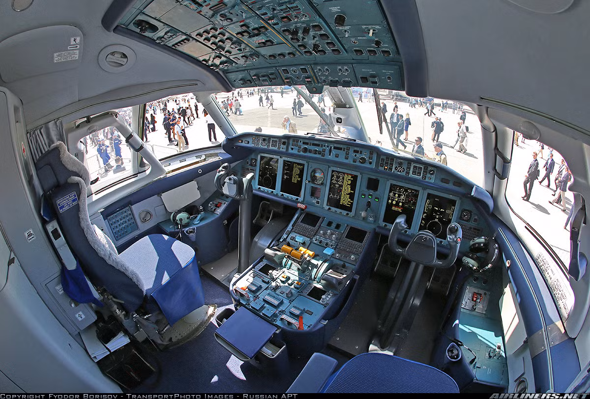 Buồng lái của An-178 trông khá hiện đại, được thiết kế với khí tài hàng không kỹ thuật số cho phép bay trong mọi điều kiện thời tiết phức tạp nhất. Nó có thể cất - hạ cánh trên đường băng không trải nhựa và bề mặt phủ đầy sỏi. Nguồn ảnh: Airliners.net