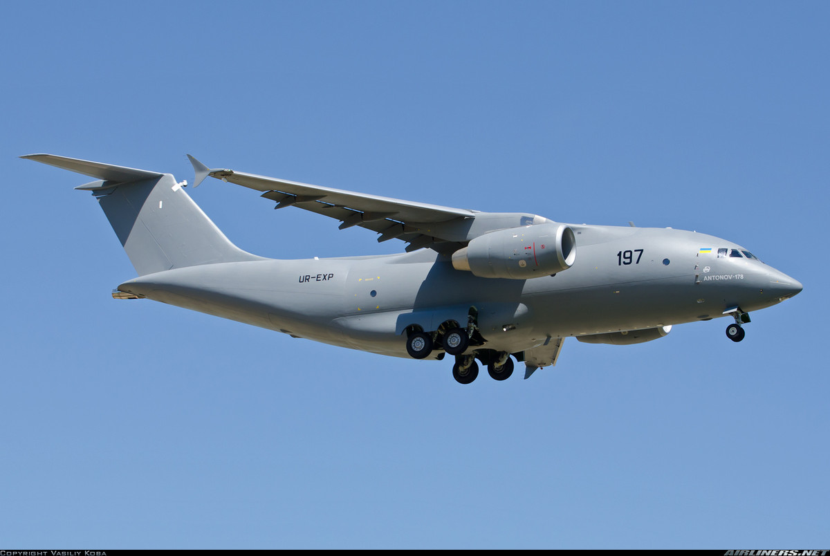 An-178 được thiết kế kiểu cánh cao (gắn vào thân), cánh xuôi, đuôi hình chữ T. Máy bay được chế tạo bằng vật liệu hợp kim nhôm và tổng hợp. Máy bay dài 32,95m, sải cánh 28,84m, cao 10,14m. Nguồn ảnh: Airliners.net