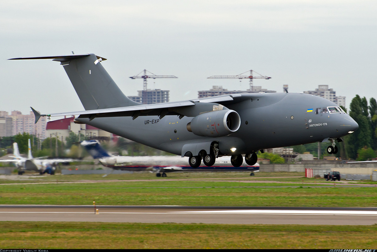 Antonov và Ukraine cho rằng, An-178 có thể cạnh tranh với các dòng C-27J Spartan của Italy; C-295 của Tây Ban Nha; C-130J của Mỹ; KC-390 của Brazil và Il-214 của Nga. Công ty dự kiến sẽ chế tạo khoảng 200 chiếc, vấn đề là ai sẽ chịu tri 40-70 triệu USD mua một chiếc. Nguồn ảnh: Airliners.net