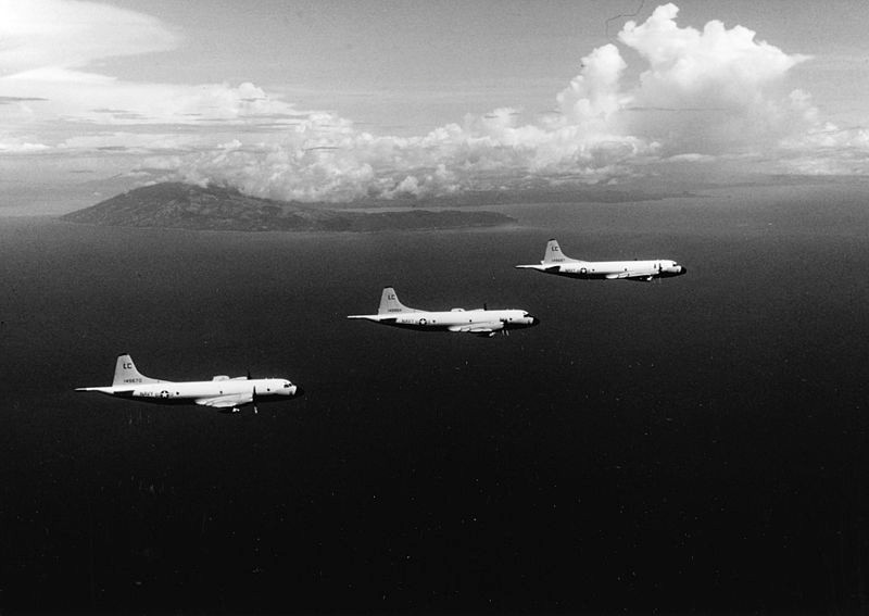 Nhìn chung, hoạt động của P-3 Orion không có gì là nổi bật ở Việt Nam, ngoài chúng nhiều loại máy bay do thám – trinh sát khác cũng được huy động để tìm kiếm các “đoàn tàu không số” của Việt Nam Dân chủ Cộng hòa. Trong ảnh, biên đội P-3 Orion hoạt động ở bờ biển Việt Nam năm 1969. Nguồn ảnh: Wikipedia