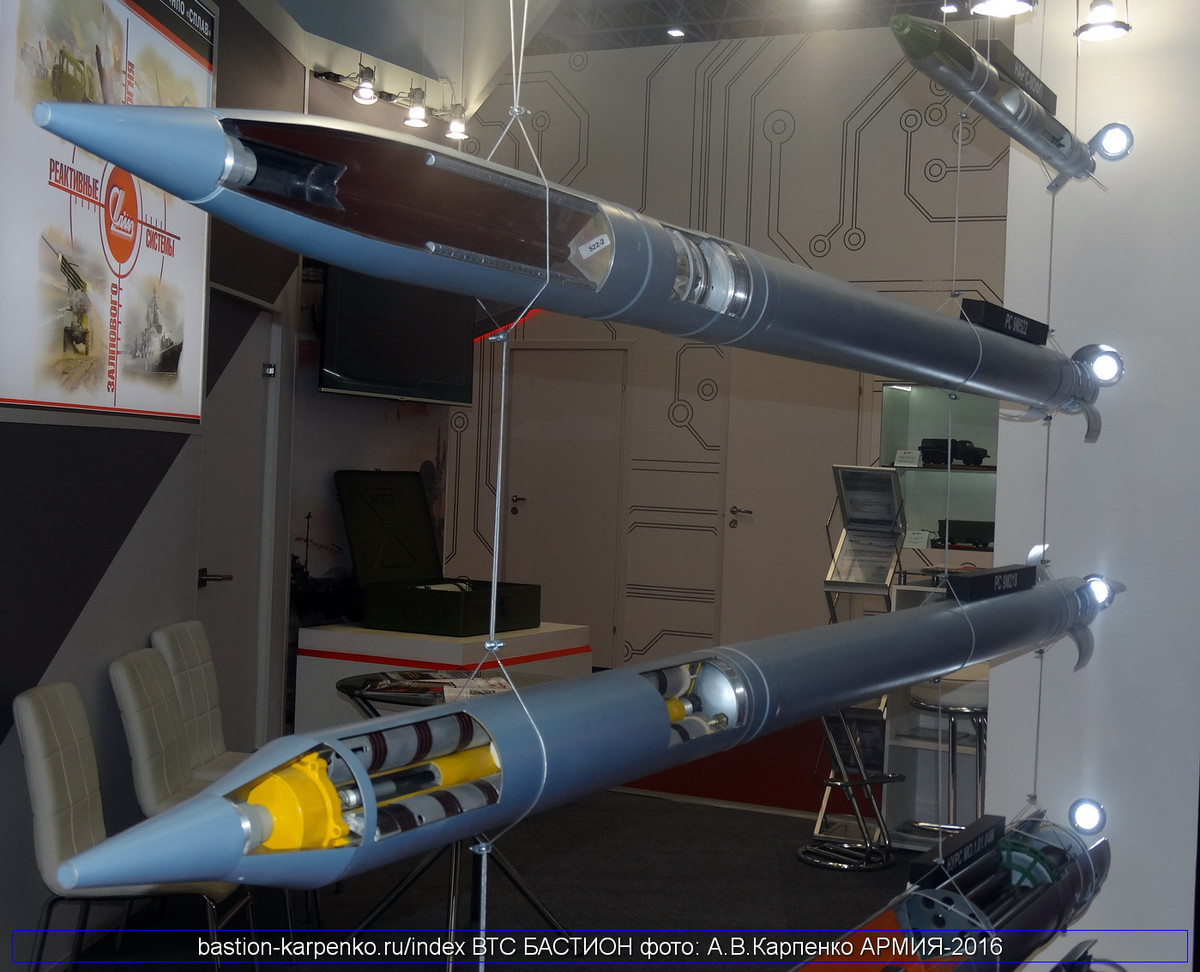 Ước tính, cả loạt 12 quả đạn rocket có tầm sát thương lên tới 67,2 ha, tầm bắn cực đại 120km, nhưng tương lai có thể tăng lên 200km. Các quả đạn này có thể là loại không điều khiển hoặc thông minh – đây chính là điều được nhắc tới trong bản tin TASS. Nga cho phép xuất khẩu Tornado-S với đạn thông minh chính xác cao (hệ dẫn đường quán tính kết hợp định vị vệ tinh GLONASS). Ảnh: Bastion-Kapenko