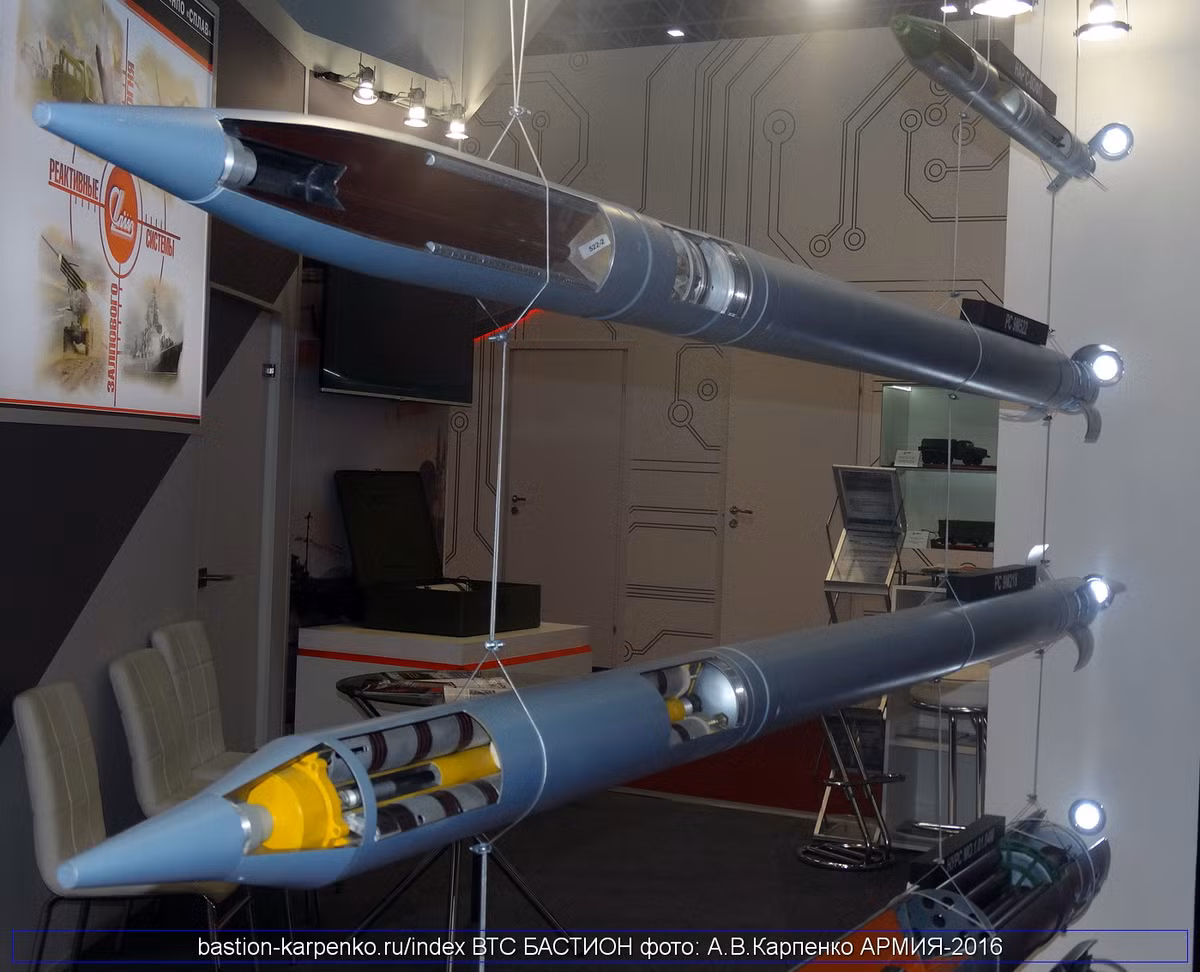 Ước tính, cả loạt 12 quả đạn rocket có tầm sát thương lên tới 67,2 ha, tầm bắn cực đại 120km, nhưng tương lai có thể tăng lên 200km. Các quả đạn này có thể là loại không điều khiển hoặc thông minh – đây chính là điều được nhắc tới trong bản tin TASS. Nga cho phép xuất khẩu Tornado-S với đạn thông minh chính xác cao (hệ dẫn đường quán tính kết hợp định vị vệ tinh GLONASS). Ảnh: Bastion-Kapenko