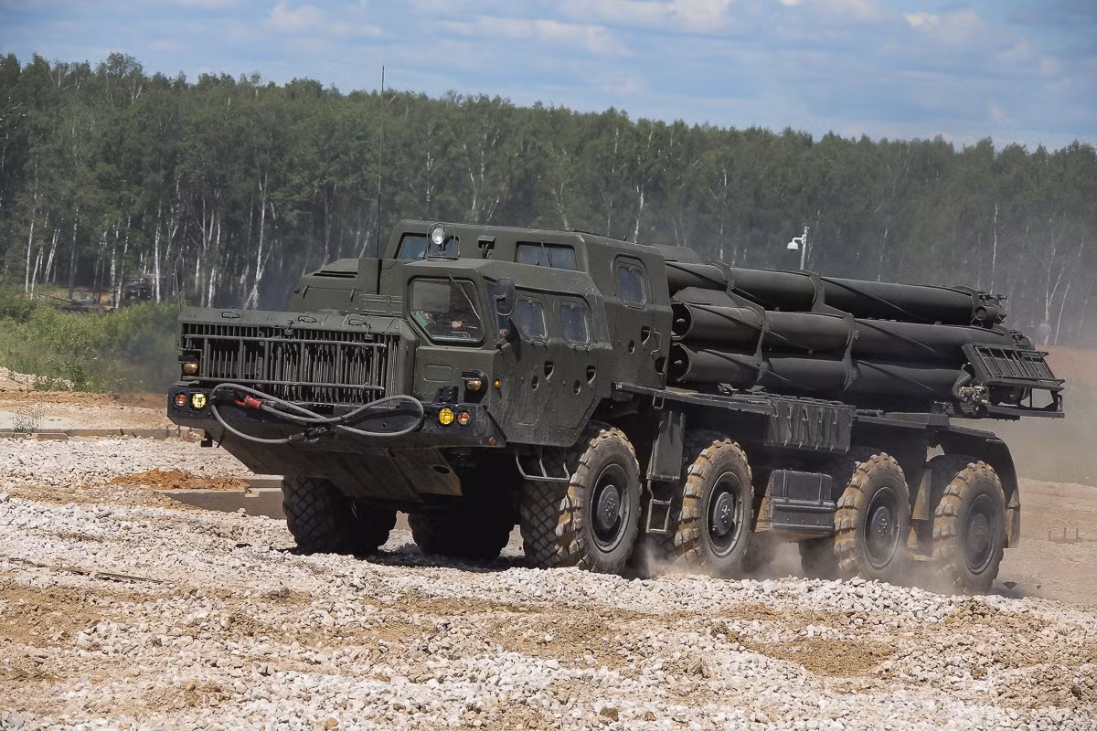 Tornado-S được biết tới là phiên bản nâng cấp sâu rộng từ nền tảng pháo phản lực phóng loạt BM-30 Smerch, được thiết kế để đánh bại các mục tiêu "diện" (bộ binh tập trung, nhóm xe tăng - thiết giáp); các trận địa tên lửa; hệ thống phòng không; căn cứ không quân; sở chỉ huy; trung tâm liên lạc và cơ sở hạ tầng công nghiệp quân sự. Ảnh: Bastion-Kapenko