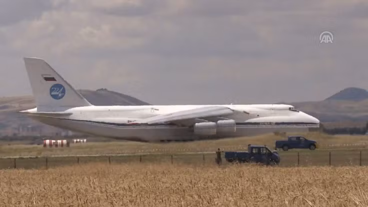 Bộ Quốc phòng (BQP) Thổ Nhĩ Kỳ mới đây công bố hình ảnh đầu tiên sự kiện Nga chuyển giao các thành phần hệ thống tên lửa phòng không S-400 Triumf cho nước này. Nguồn ảnh: BQP Thổ Nhĩ Kỳ