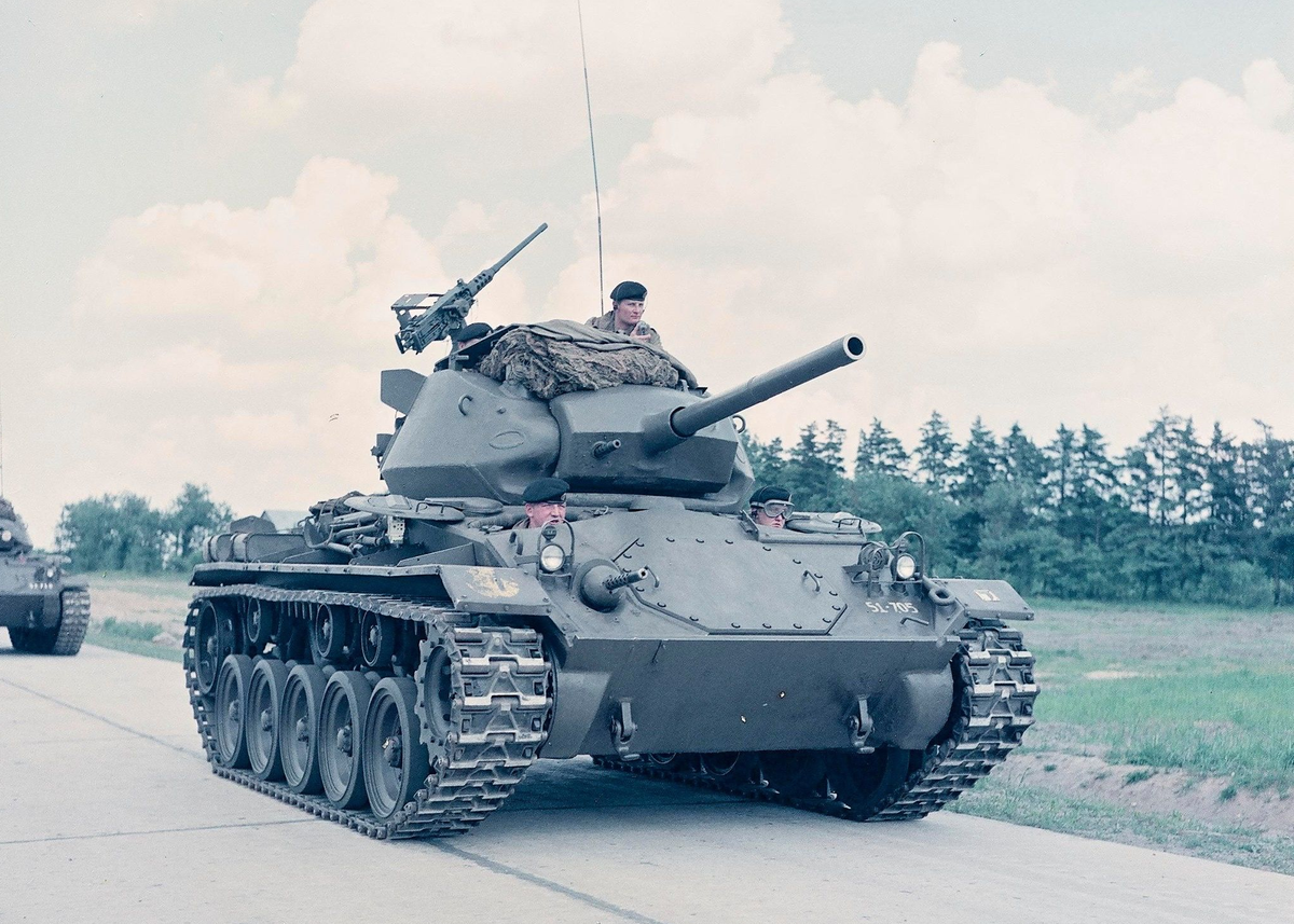 Loại tăng này nặng 18 tấn, bọc giáp dày 15-38mm, trang bị khẩu pháo 75mm M6 với 48 viên đạn và 3 khẩu trung-đại liên, tốc độ tối đa đạt tới 56km/h, dự trữ hành trình 160km. Trong ảnh, bộ đội ta huấn luyện hiệp đồng với xe tăng M24. Nguồn ảnh: QuansuVN