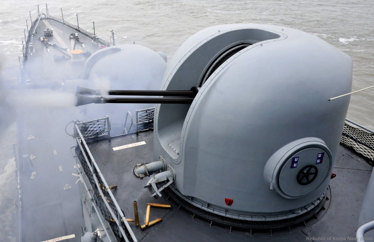 Hệ thống phòng không Otobreda 40mm hay còn gọi là DARDO trang bị 2 khẩu pháo 40mm L70 có tốc độ bắn 300 phát/phút, tầm bắn hiệu quả với mục tiêu trên không là 4.000m. Pháo được dẫn bắn bằng radar và kết hợp khí tài quang học. Ảnh: Philippine Navy