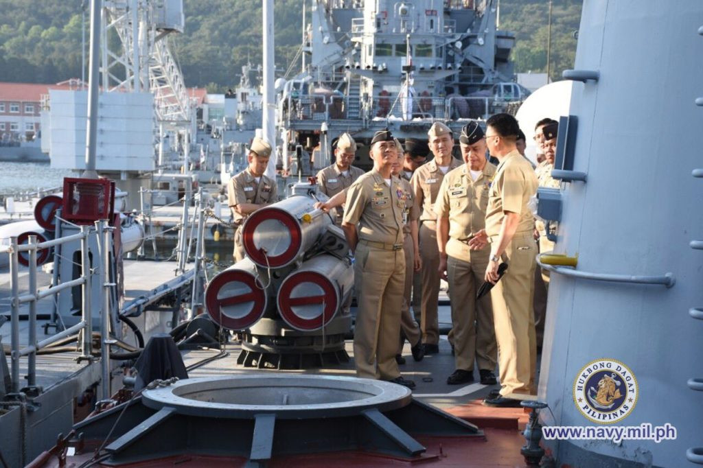 Các sĩ quan Philippines đứng cạnh vũ khí săn ngầm của tàu hộ vệ PS 39 Conrado Yap - đó là một trong hai bệ ngư lôi Mk 32 với 3 ống phóng/bệ. Ảnh: Philippine Navy