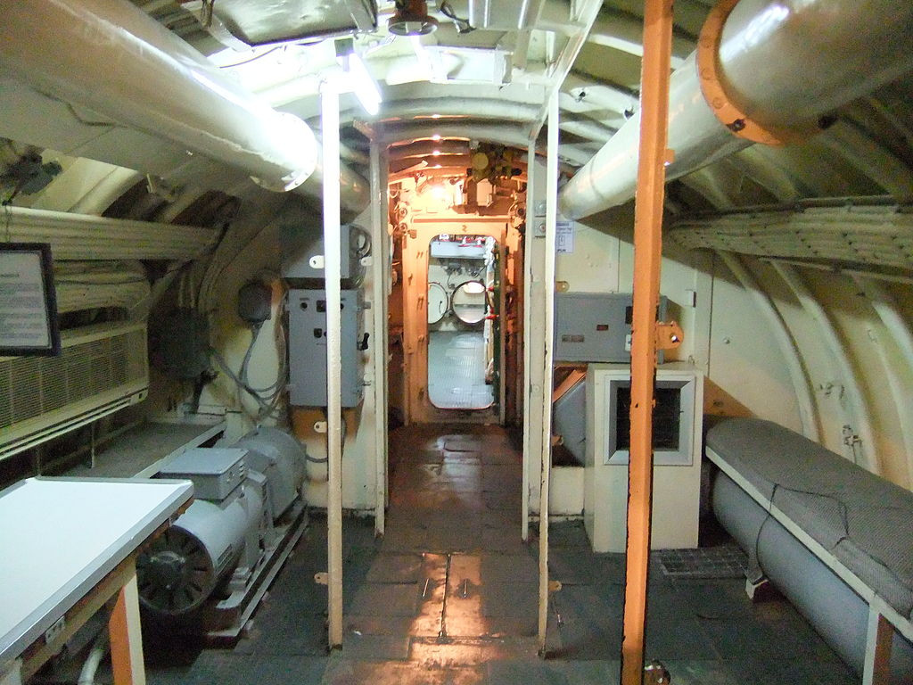 Để vận hành tàu ngầm 613 cần tới 52 sĩ quan thủy thủ. Ảnh: foto6x7