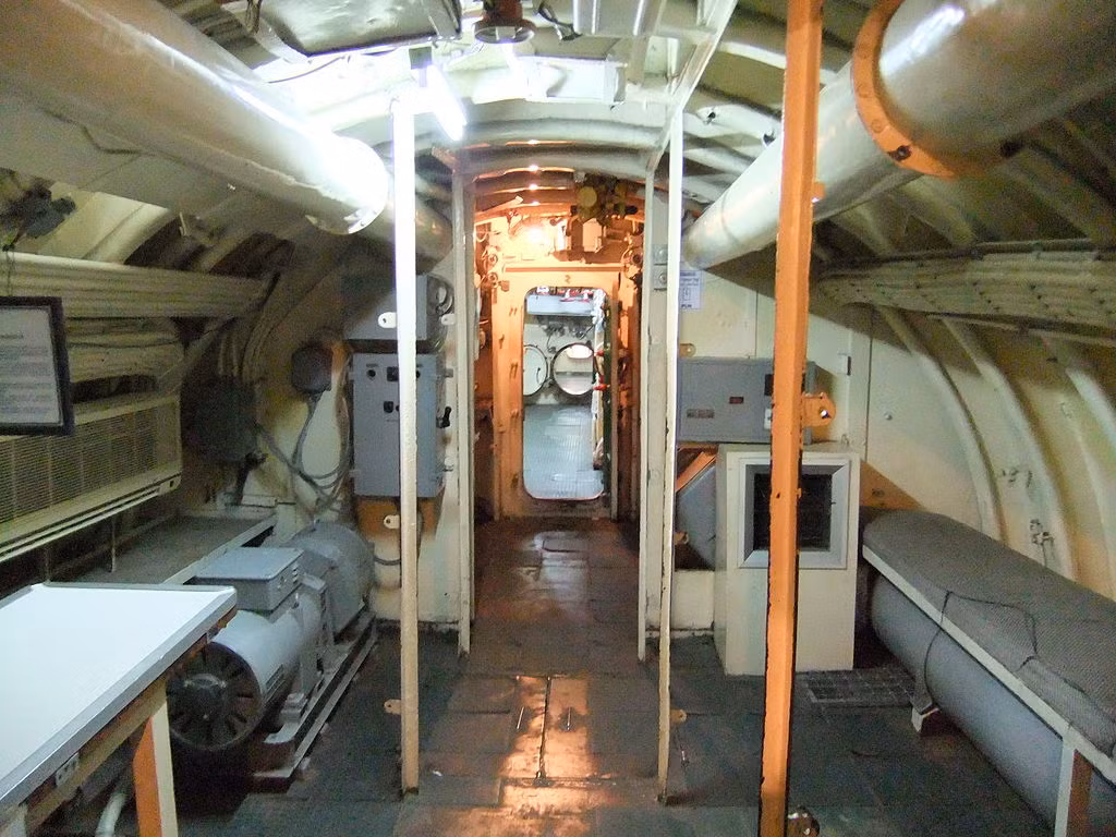 Để vận hành tàu ngầm 613 cần tới 52 sĩ quan thủy thủ. Ảnh: foto6x7