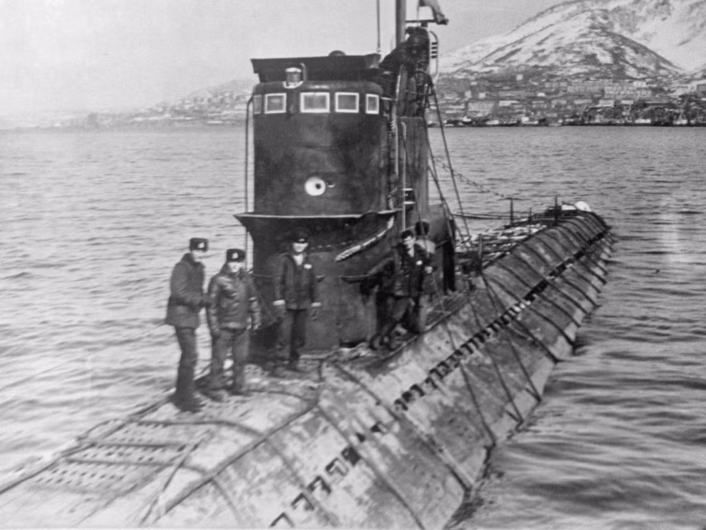 Bởi do thiết kế theo kiểu cũ, nên tàu ngầm 613 chỉ có khả năng lặn tối đa 166 giờ (một tuần). Tốc độ kinh tế khi lặn 3 hải lý/h (tối đa 13,1 hải lý/h), dự trữ hành trình 620km, tốc độ khi nổi 18,2 hải lý/h nhưng tiết kiệm để đạt tầm hoạt động 15.000km thì chỉ ở mức 10 hải lý/h. Ảnh: Wikipedia