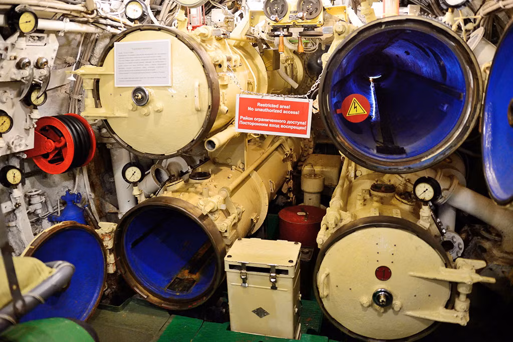 Về vũ khí, tàu ngầm trang bị 6 ống phóng ngư lôi 533mm nhưng bố trí tương tự các tàu ngầm thời CTTG 2, 4 ống phóng ở mũi và 2 ống phóng ở đuôi cho phép đánh địch ở hai phía mà không cần quay tàu. Cơ số dự trữ 12 quả ngư lôi hoặc triển khai 22 thủy lôi. Ảnh: Wikipedia