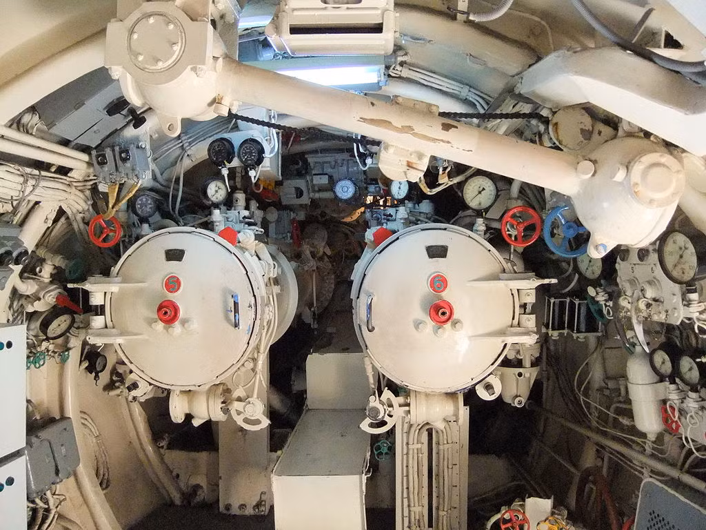 Cận cảnh khoang ngư lôi chiến đấu ở đuôi tàu ngầm 613. Ngoài ngư lôi, một số tàu 613 còn trang bị pháo phòng không 25mm hoặc 57mm ở trên boong để chiến đấu khi cần nổi lên nạp điện nặng trước khi tiếp tục hành trình lặn. Ảnh: Wikipedia