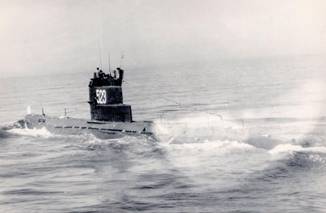 Tàu ngầm 613 có lượng giãn nước khi nổi là 1.050 tấn, khi lặn là 1.340 tấn, dài 76m, rộng 6,3-6,5m, mớn nước 4,5m. Ảnh: Wikipedia