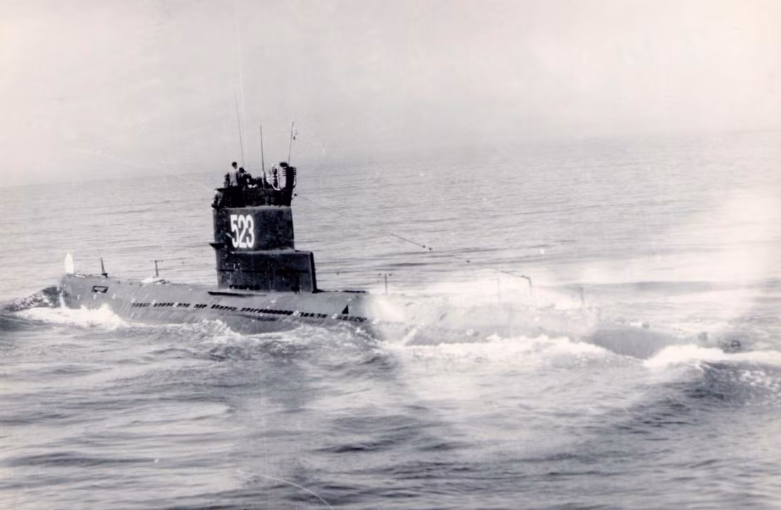 Tàu ngầm 613 có lượng giãn nước khi nổi là 1.050 tấn, khi lặn là 1.340 tấn, dài 76m, rộng 6,3-6,5m, mớn nước 4,5m. Ảnh: Wikipedia