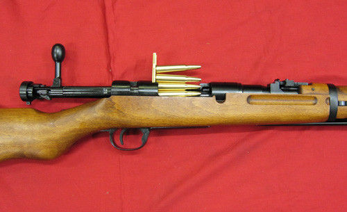 Súng nặng khoảng 3,3kg, dài 966mm, tầm bắn hiệu quả 366m, bắn tối đa 2,01km. Súng nhìn chung có trọng lượng nhẹ, kích cỡ nhỏ gọn có thể trang bị cho các đơn vị kỵ binh (cưỡi ngựa) thời bấy giờ.Nguồn ảnh: noseart.co.jp