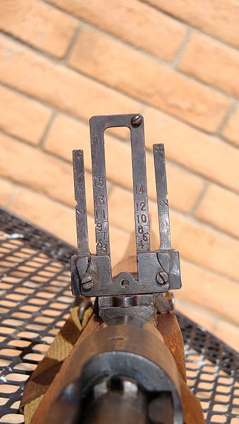 Súng nặng 3,7kg, dài 1,12m, dùng đạn 7,7x58mm, tầm bắn tối đa 600m, hộp tiếp đạn 5 viên. Ước tính 3,5 triệu khẩu được 7 nhà máy ở Nhật và Trung Quốc sản xuất liên tục tới khi hết chiến tranh. Nguồn ảnh: Wikipedia