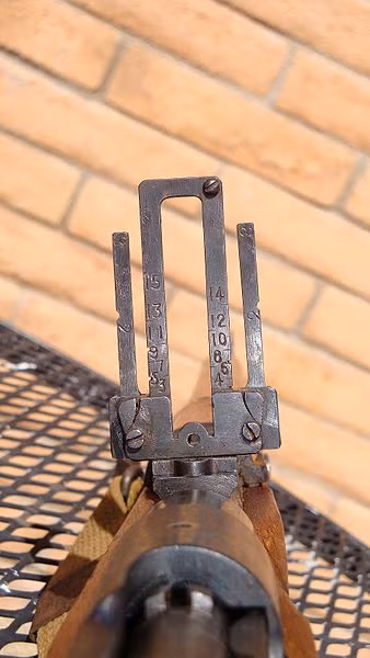 Súng nặng 3,7kg, dài 1,12m, dùng đạn 7,7x58mm, tầm bắn tối đa 600m, hộp tiếp đạn 5 viên. Ước tính 3,5 triệu khẩu được 7 nhà máy ở Nhật và Trung Quốc sản xuất liên tục tới khi hết chiến tranh. Nguồn ảnh: Wikipedia