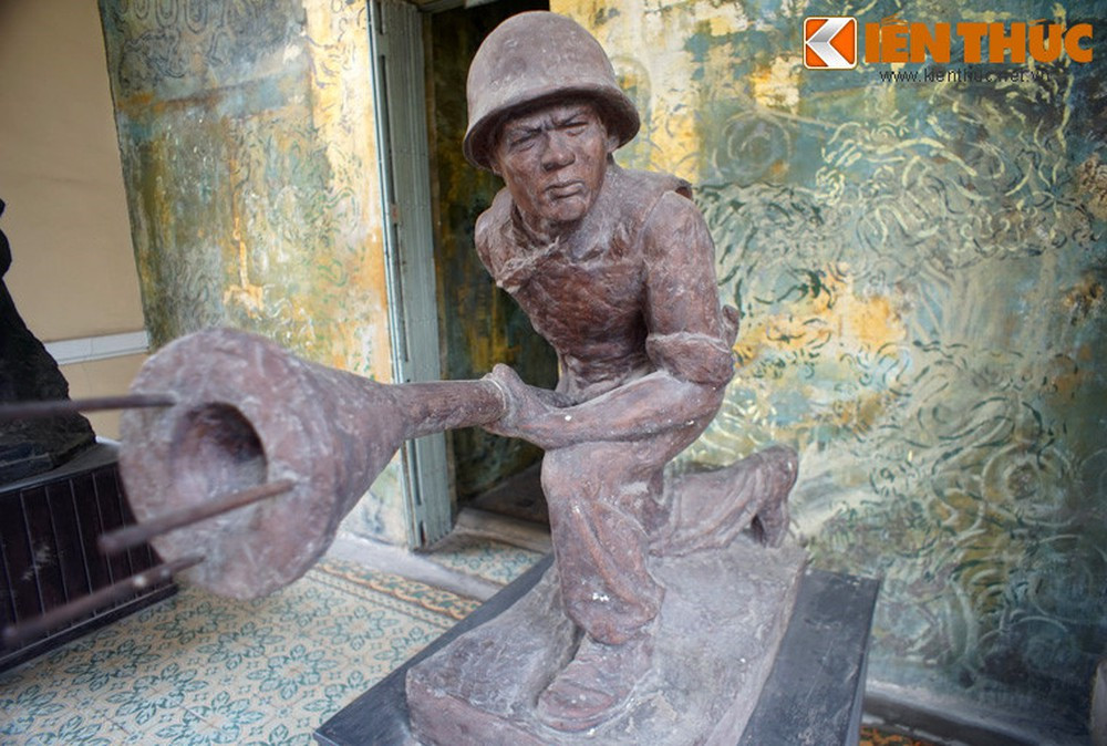 Ngoài súng trường, quân đội ta thời kỳ đầu thành lập còn sử dụng một số vũ khí “hạng nặng” của Nhật. Điển hình và nổi tiếng nhất là bom ba càng – vũ khí chống tăng mạnh nhất mà chúng ta có trong trận đánh bảo vệ Thủ đô mùa Đông 1946.