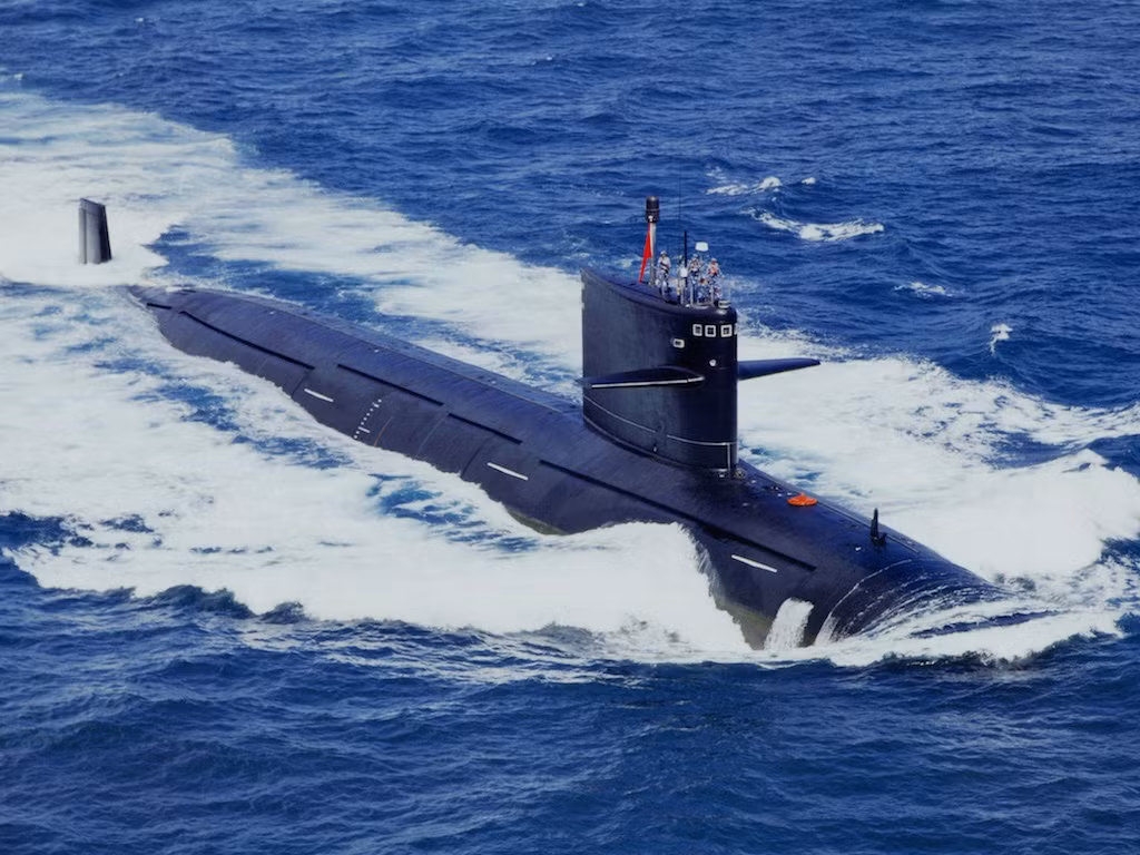 Con tàu trang bị hai lò phản ứng hạt nhân nhưng không rõ công nghệ kiểu loại áp dụng cũng như độ an toàn, tính tin cậy. ước tính nó có tốc độ tối đa 30 hải lý/h. Nguồn ảnh: SinoDefence