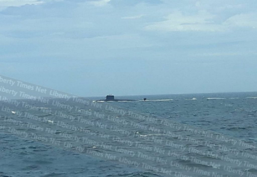 Theo tờ Liberty Times, thủy thủ đoàn phà Taima Star đang trên đường từ quần đảo Matsu tới Keelung không khỏi hốt hoảng khi phát hiện tàu ngầm "lạ" nổi lên mặt nước lúc 1h15 chiều ngày 4/7 (giờ địa phương). Con tàu này sau đó di chuyển theo hướng đông bắc, về phía tỉnh Chiết Giang. Nguồn ảnh: Liberty Times