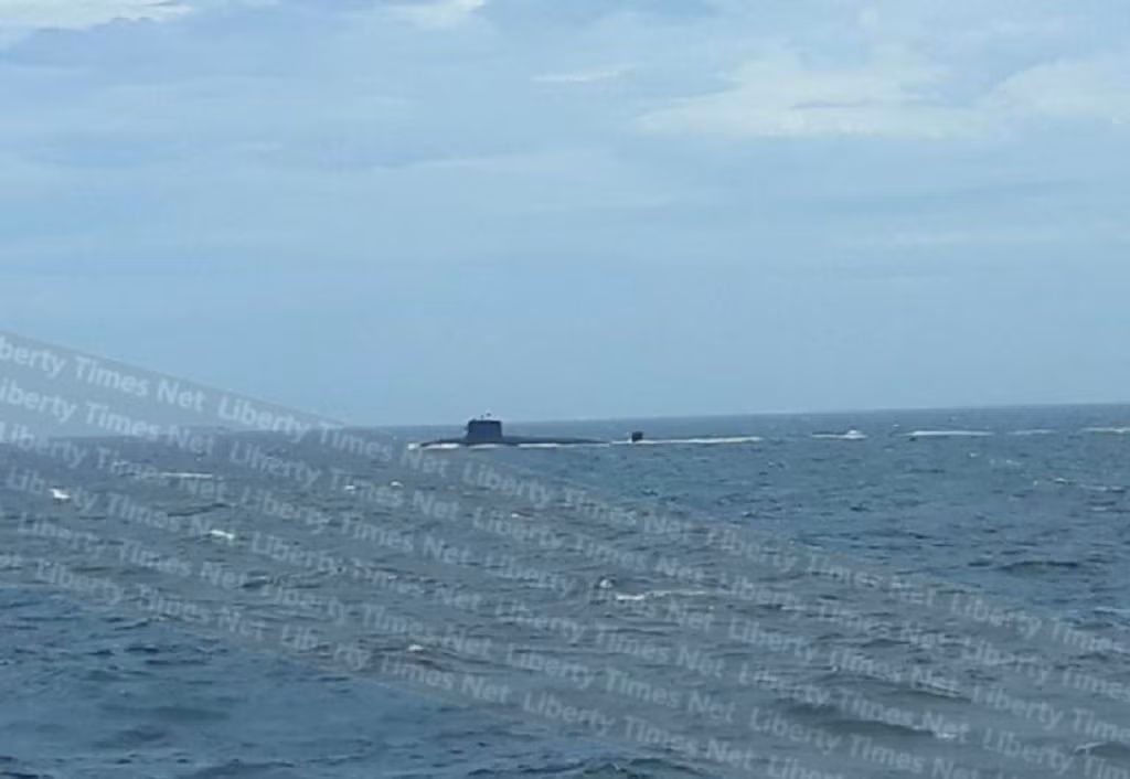 Theo tờ Liberty Times, thủy thủ đoàn phà Taima Star đang trên đường từ quần đảo Matsu tới Keelung không khỏi hốt hoảng khi phát hiện tàu ngầm "lạ" nổi lên mặt nước lúc 1h15 chiều ngày 4/7 (giờ địa phương). Con tàu này sau đó di chuyển theo hướng đông bắc, về phía tỉnh Chiết Giang. Nguồn ảnh: Liberty Times