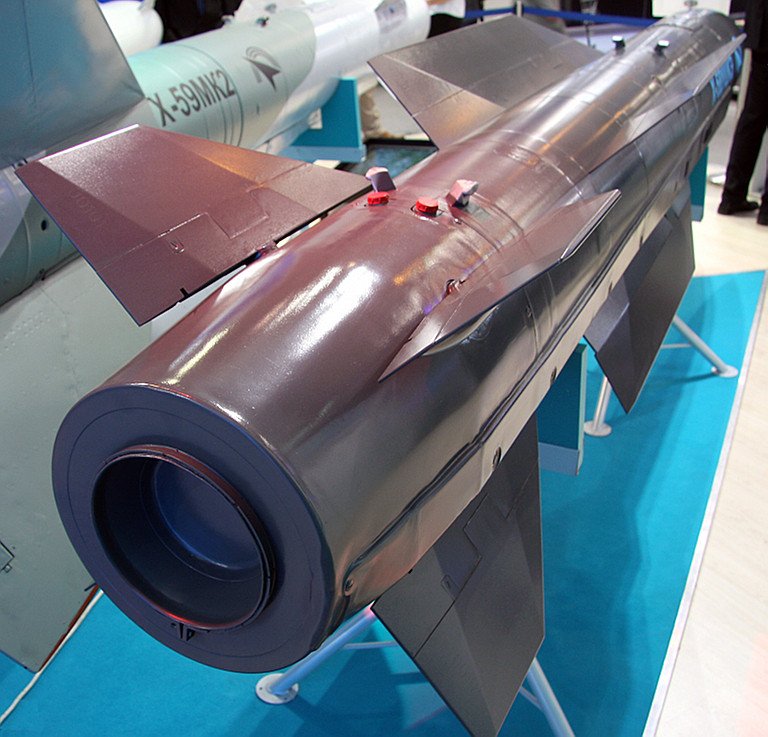 Kh-58UShKE trang bị động cơ rocket nhiên liệu rắn cho tầm phóng cực đại 76-245km với tốc độ tối đa và trần bay hỗn hợp từ 200m tới 20km; nếu bay ở độ cao siêu thấp 200m, tên lửa chỉ đạt tầm bay 10-12km, tốc độ hành trình 4.200km/h. Nguồn ảnh: Wikipedia