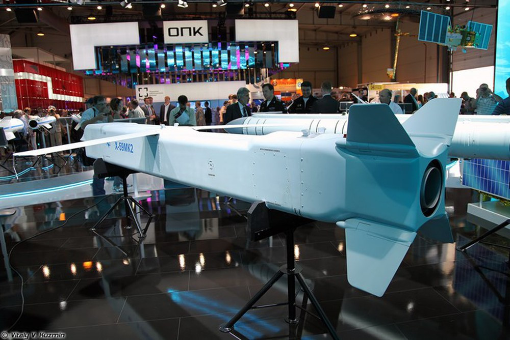 Kh-59MK2 là phiên bản mới nhất của dòng tên lửa Kh-59 được phát triển dưới thời Liên Xô. Bản cải tiến này thay đổi hình dạng tên lửa theo hướng giảm diện tích phản xạ radar (RCS) nhằm tăng khả năng tàng hình, đối phó với các biện pháp đánh chặn. Nguồn ảnh: Vitaly-Kuzmin