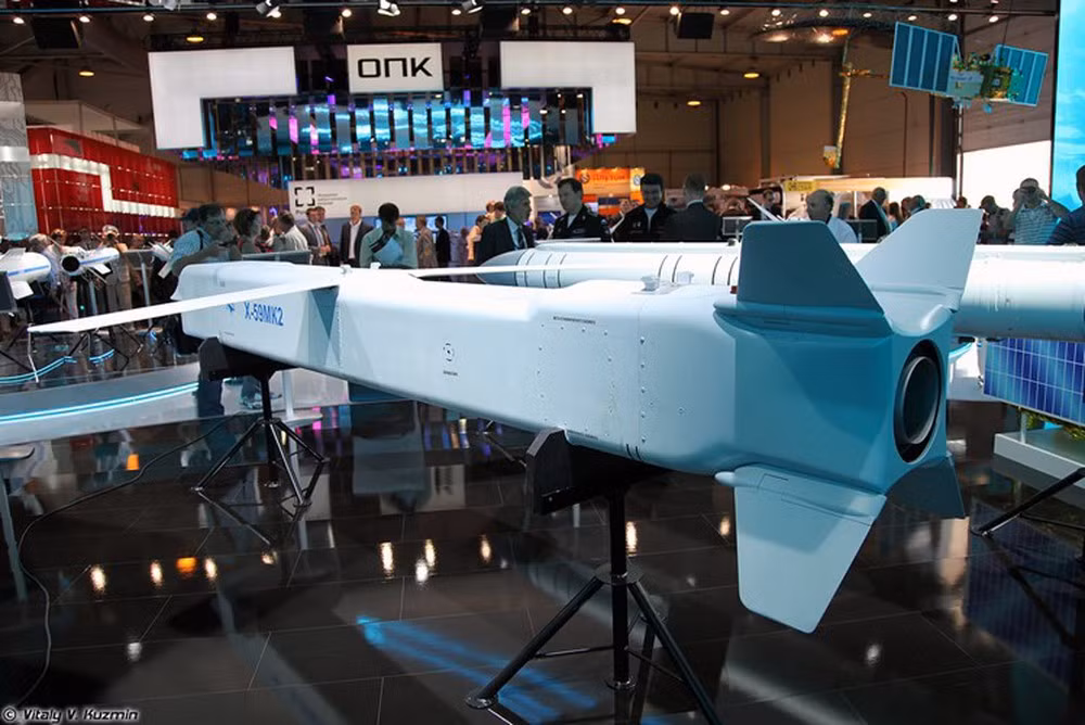 Kh-59MK2 là phiên bản mới nhất của dòng tên lửa Kh-59 được phát triển dưới thời Liên Xô. Bản cải tiến này thay đổi hình dạng tên lửa theo hướng giảm diện tích phản xạ radar (RCS) nhằm tăng khả năng tàng hình, đối phó với các biện pháp đánh chặn. Nguồn ảnh: Vitaly-Kuzmin