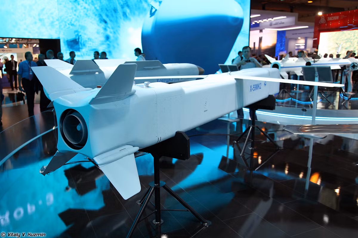 Tên lửa hữu hiệu với các mục tiêu gồm các công sự kiên cố, căn cứ quan trọng, bộ chỉ huy, cơ sở liên lạc quân sự... với đầu tự dẫn quang học kết hợp hệ thống định vị vệ tinh. Tên lửa nặng 900kg, mang đầu đạn 320kg, tốc độ bay 900-1.050km/h. Nguồn ảnh: Vitaly-Kuzmin