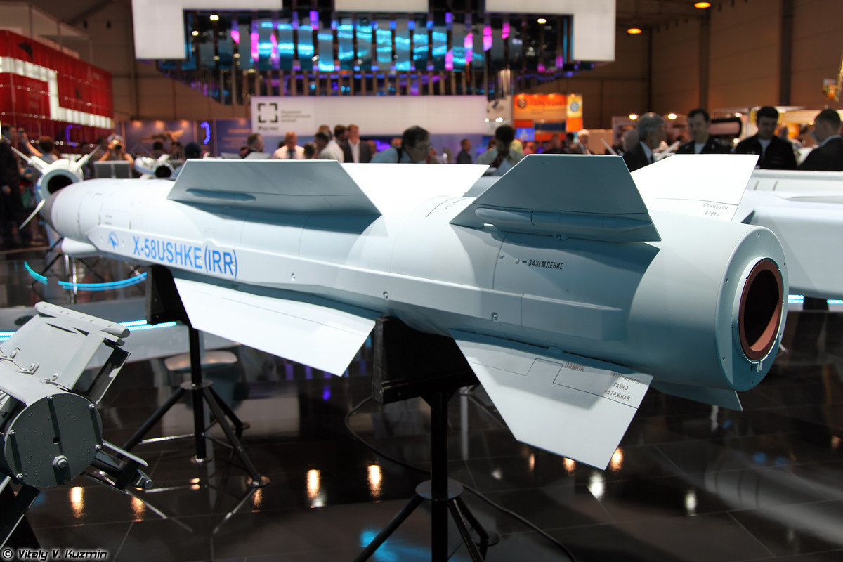 Kh-58UShKE tích hợp đầu tự dẫn radar bị động và hệ thống điều khiển - định vị hoàn toàn tự động cho phép phá hủy các đài radar có dải phá sóng 1,2-11GHz. Thậm chí, kể cả khi đối tượng mục tiêu tắt đài thì tên lửa có thể dựa vào tọa độ cuối cùng tiến hành công kích tiếp. Nguồn ảnh: Vitaly-Kuzmin