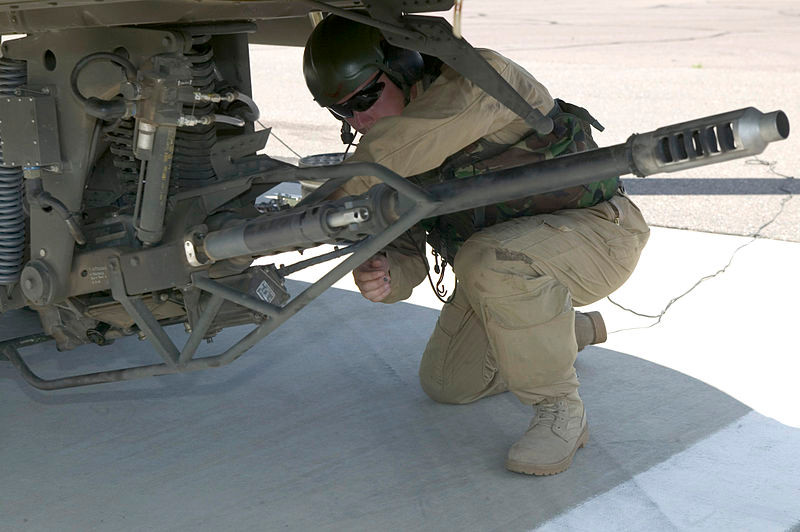 Về hỏa lực, trực thăng Apache của Anh vẫn sử dụng khẩu pháo M230 30mm với 1.200 viên đạn để "thịt bộ binh và xe thiết giáp" đối phương. Nguồn ảnh: Wikipedia