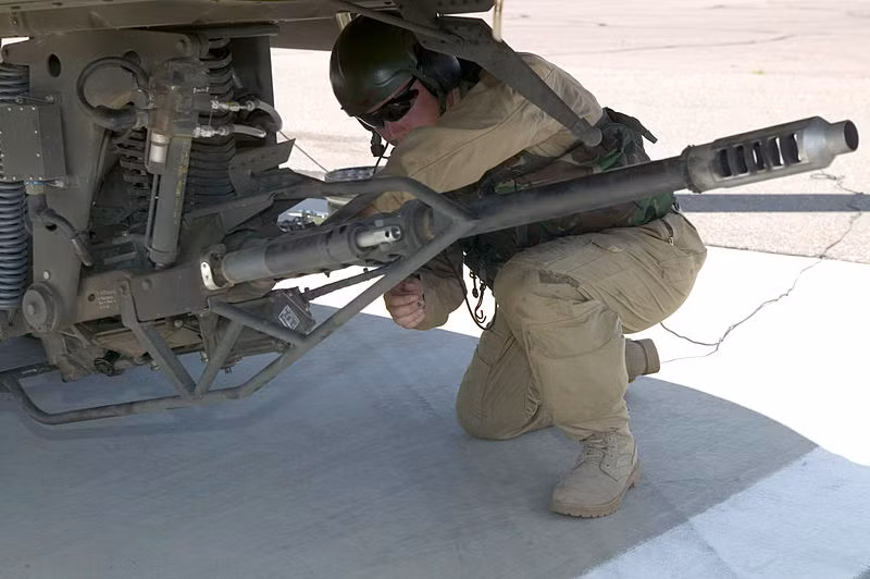 Về hỏa lực, trực thăng Apache của Anh vẫn sử dụng khẩu pháo M230 30mm với 1.200 viên đạn để "thịt bộ binh và xe thiết giáp" đối phương. Nguồn ảnh: Wikipedia