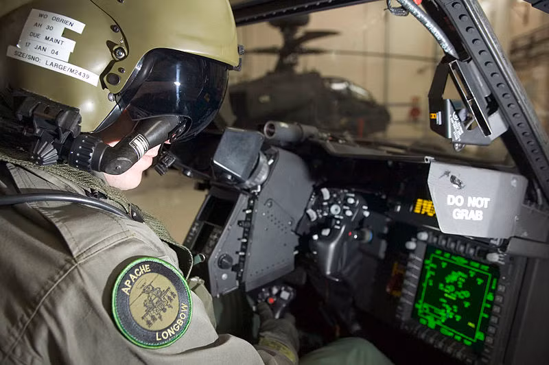 Hệ thống điện tử hàng không trên máy bay cũng có nhiều sự thay đổi nhất là các hệ thống tác chiến điện tử, phòng vệ riêng của trực thăng. Ví dụ như hệ thống hỗ trợ phòng thủ tích hợp của Leonardo đã được tích hợp thêm, hệ thống liên lạc an toàn BOWMAN để tương tác với các đơn vị quân đội Anh. Nguồn ảnh: Wikipedia