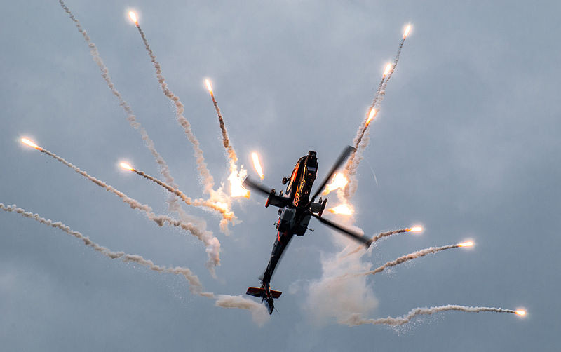 Trực thăng Apache phóng đạn mồi bẫy gây nhiễu tên lửa tầm nhiệt. Nguồn ảnh: Wikipedia