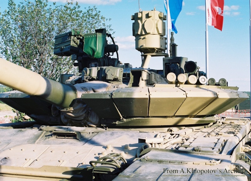 Ngoài ra, BMP-3 có khả năng tích hợp hệ thống phòng vệ chủ động Arena được thiết kế năm 1998 có khả năng đánh chặn các đầu đạn tên lửa chống tăng, đạn lựu phản lực chống tăng dạng RPG. Nguồn ảnh: A.Khlopotov
