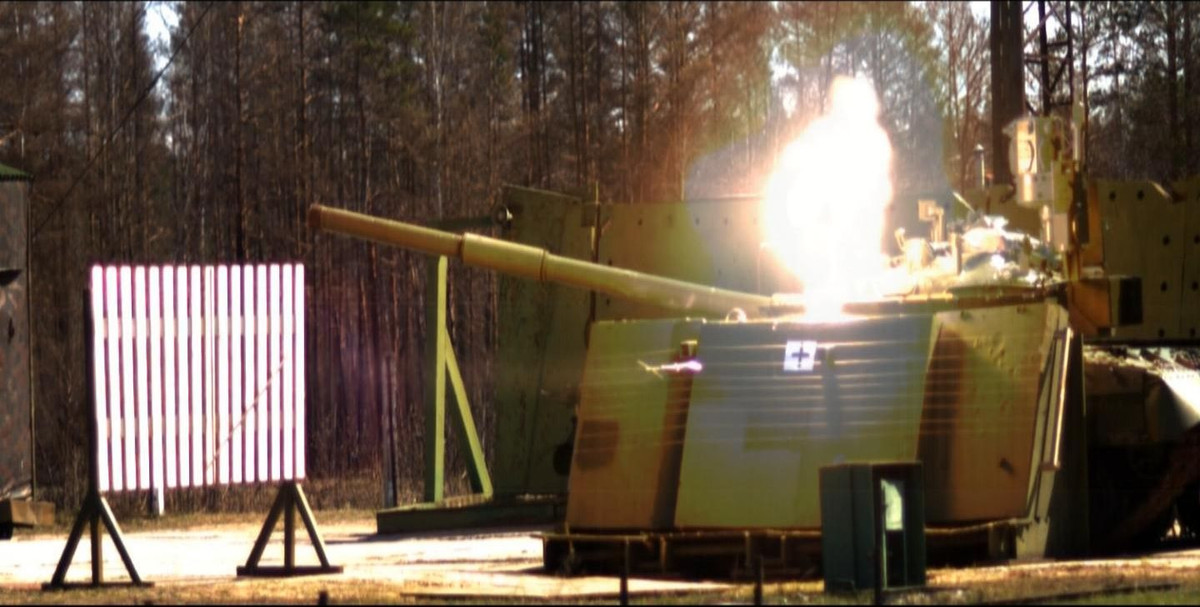 Hệ thống phòng vệ Arena bao gồm một radar Doppler, máy tính kỹ thuật số và 26 quả đạn phản ứng nhanh. Đạn đánh chặn có khả năng phá hủy hoặc làm suy giảm sức công phá của hệ thống tên lửa chống tăng trước khi chúng kịp tiếp cận vào giáp xe. Hệ thống này từng được sử dụng tương đối thành công tại cuộc chiến Chechnya. Nguồn ảnh: Wikipedia