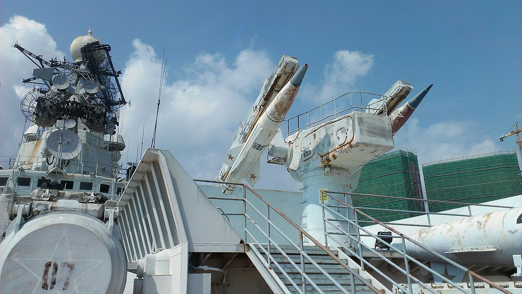 Quả đúng việc Liên Xô phân loại chúng là "tuần dương hạm hạng nặng chở máy bay" chẳng sai chút nào. Hỏa lực này khiến chúng chẳng cần đội tàu hộ tống, có thể độc lập tác chiến chống cả hạm đội tàu sân bay của đối phương. Ảnh: Wikipedia