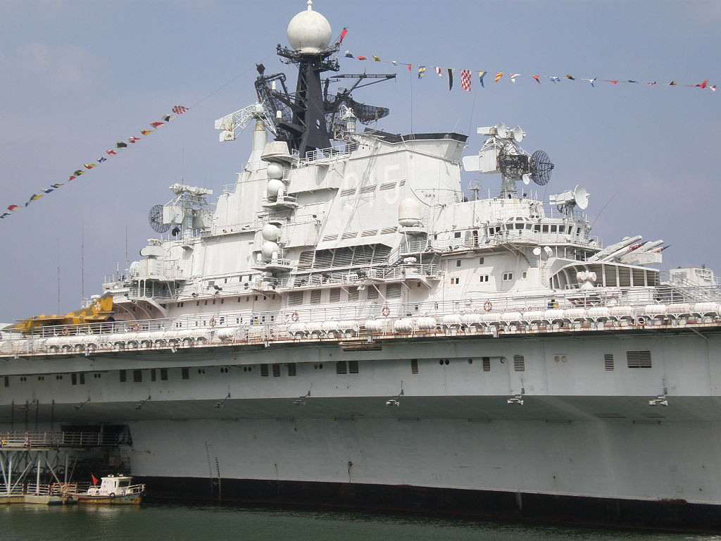 Cặp tàu này đều có chiều dài tổng thể 273m, lượng giãn nước toàn tải 43.000 tấn. Tuy nhiên, kết cấu mặt boong phóng máy bay chiếm 2/3 tàu, phần còn lại được bố trí các hệ thống vũ khí "lộ thiên". Trong thiết kế ban đầu tàu Varyag cũng lắp vũ khí nhưng bố trí phía dưới mặt boong, do đó giữ được phần lớn mặt boong để phóng máy bay. Ảnh: Wikipedia