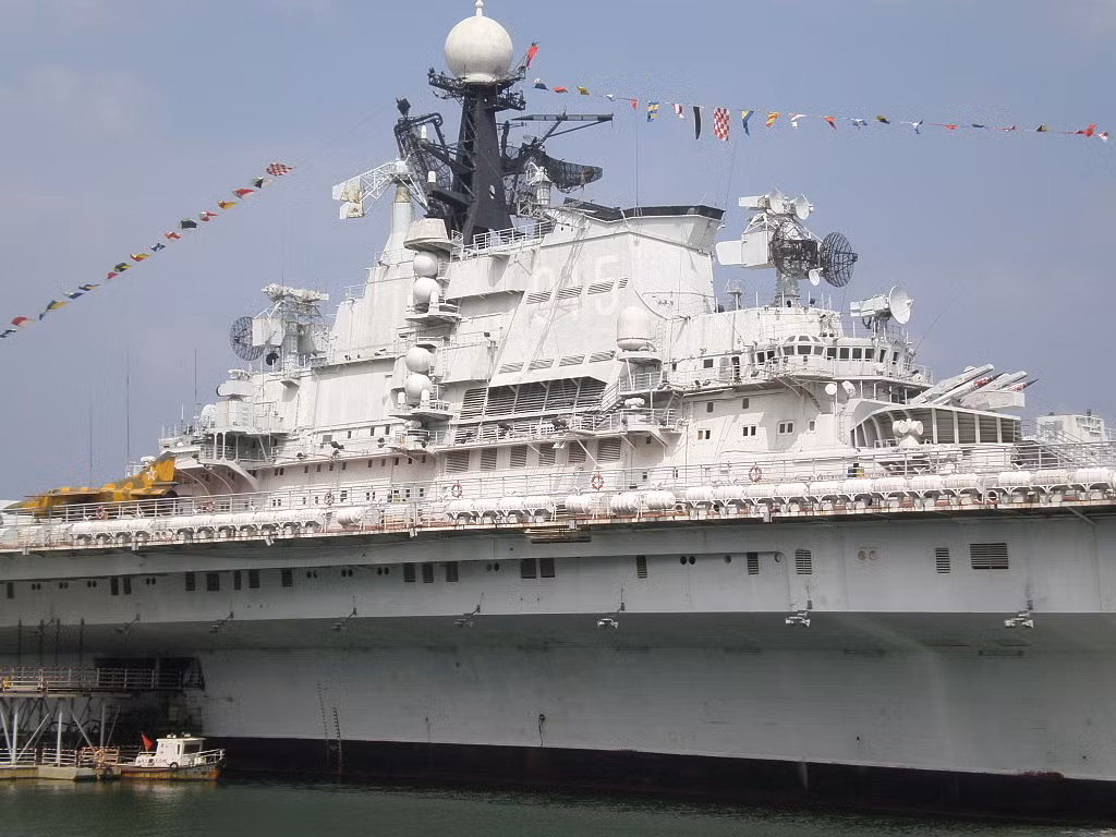 Cặp tàu này đều có chiều dài tổng thể 273m, lượng giãn nước toàn tải 43.000 tấn. Tuy nhiên, kết cấu mặt boong phóng máy bay chiếm 2/3 tàu, phần còn lại được bố trí các hệ thống vũ khí "lộ thiên". Trong thiết kế ban đầu tàu Varyag cũng lắp vũ khí nhưng bố trí phía dưới mặt boong, do đó giữ được phần lớn mặt boong để phóng máy bay. Ảnh: Wikipedia