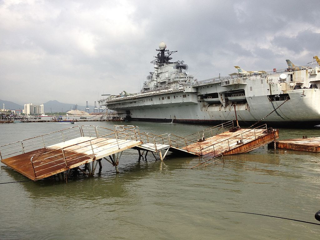 Tuy vậy, khác với số phận tàu sân bay Varyag khi được Trung Quốc cải tạo thành Liêu Ninh (CV-16), cặp tàu sân bay Kiev và Minsk đều được chuyển thành công viên nổi. Có vẻ như việc cải tạo lại cặp tàu Kiev và Minsk quá khó khăn vì vốn dĩ kết cấu hai tàu này khác hẳn với tàu sân bay truyền thông. Ảnh: Wikipedia