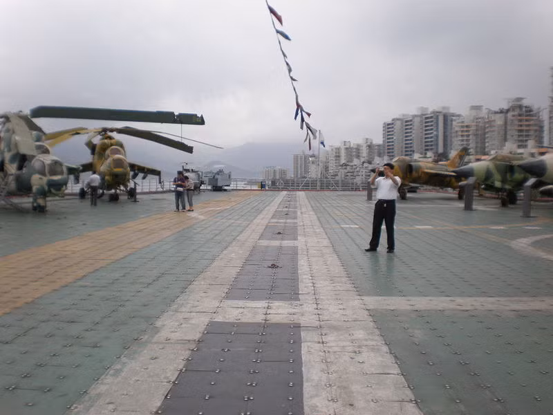 Nhìn chung, người ta chỉ sửa lại ở bên trong nội thất phục vụ các hoạt động giải trí, bên ngoài con tàu không được sơn sửa gì nhiều khiến nó khá cũ. Mặt boong phóng máy bay bố trí hỗn độn các loại phi cơ cũ của Liên Xô, không hẳn chỉ tiêm kích Yak-38 hay trực thăng Ka-27. Ảnh: Wikipedia