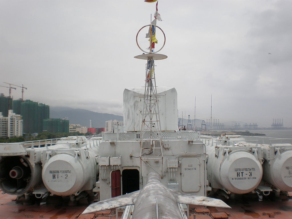 Cận cảnh hệ thống vũ khí chủ lực trên tàu sân bay Minsk – chúng vẫn được giữ nguyên, thậm chí nguyên cả quả đạn tên lửa hành trình từng được coi là nguy hiểm nhất thế giới. Ảnh: Wikipedia