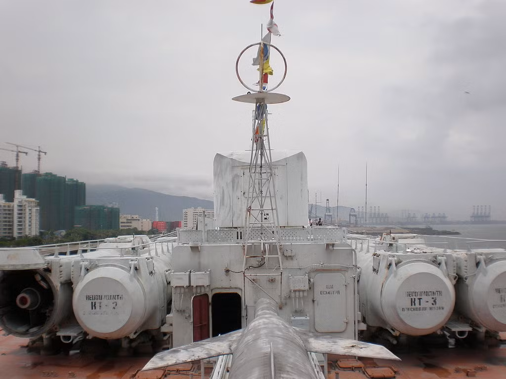 Cận cảnh hệ thống vũ khí chủ lực trên tàu sân bay Minsk – chúng vẫn được giữ nguyên, thậm chí nguyên cả quả đạn tên lửa hành trình từng được coi là nguy hiểm nhất thế giới. Ảnh: Wikipedia