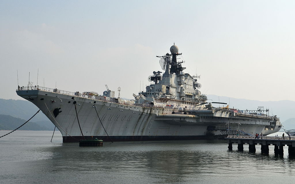 Tuy vậy, nếu tính riêng trên cả lãnh thổ Trung Quốc thì đúng ra nước này hiện có tổng cộng 4 tàu sân bay. Hai chiếc còn lại một nằm ở Thiên Tân với tên gọi ban đầu là Kiev và một ở Thâm Quyến mang tên Minsk. Chúng vốn là các tàu sân bay cũ của Hải quân Liên Xô, sau khi dừng hoạt động được bán lại cho Trung Quốc. Ảnh: Wikipedia