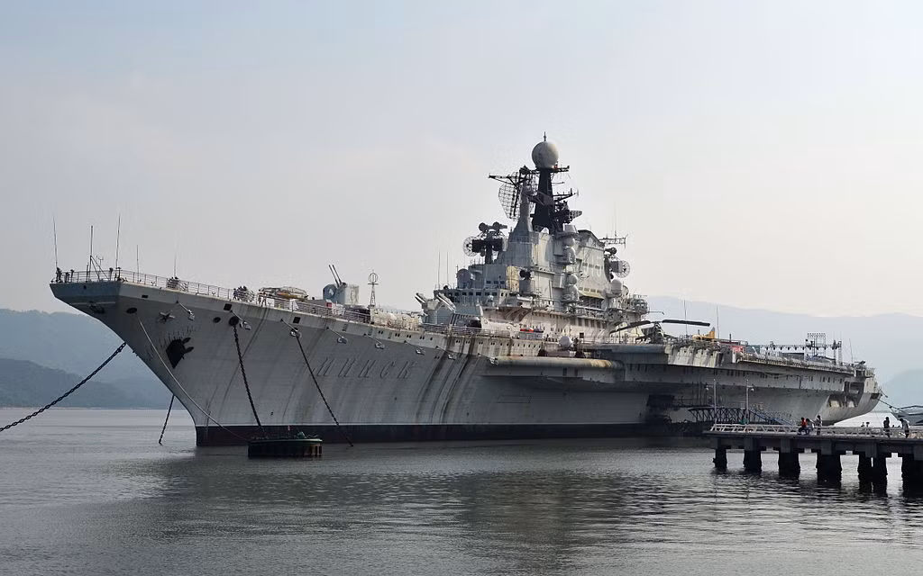 Tuy vậy, nếu tính riêng trên cả lãnh thổ Trung Quốc thì đúng ra nước này hiện có tổng cộng 4 tàu sân bay. Hai chiếc còn lại một nằm ở Thiên Tân với tên gọi ban đầu là Kiev và một ở Thâm Quyến mang tên Minsk. Chúng vốn là các tàu sân bay cũ của Hải quân Liên Xô, sau khi dừng hoạt động được bán lại cho Trung Quốc. Ảnh: Wikipedia