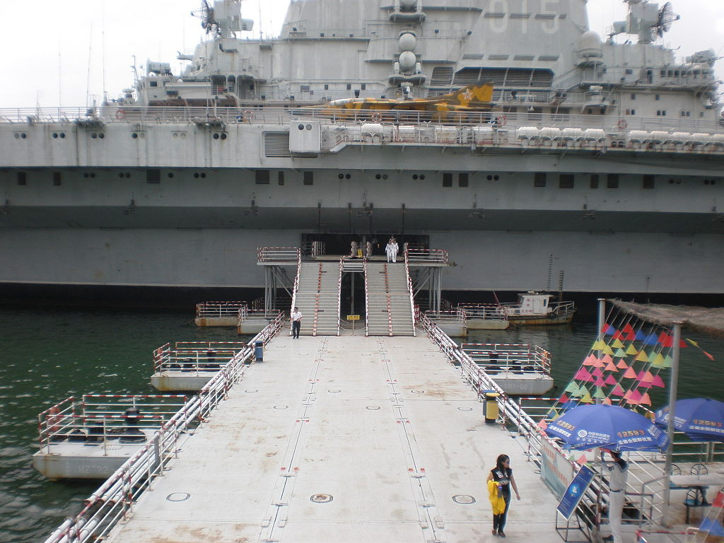 Có lẽ vì việc sửa chữa lại quá phức tạp, đòi hỏi phải sửa gần hết kết cấu sàn tàu khiến Trung Quốc không mặn mà với hai chiếc tàu sân bay còn khá tốt này. Chúng lần lượt được neo giữ làm "Công viên hàng không Binhai" (Thiên Tân) và "Công viên thế giới Minsk" (Thâm Quyến). Trong ảnh, lối lên tàu sân bay Minsk ở Thâm Quyến. Ảnh: Wikipedia