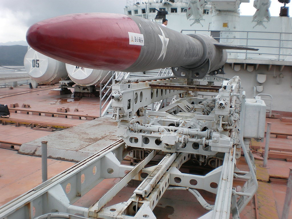 Theo thiết kế, tàu sân bay Minsk và Kiev trang bị 8 tên lửa hành trình chống hạm P-500 Bazalt (tầm bắn 500km); 2 bệ phóng tên lửa phòng không tầm trung M-11 Shtorm; 2 bệ phóng tên lửa phòng không tầm thấp 9K33 Osa; 2 pháo hạm AK-726; 8 pháo phòng không AK-630; 10 ống phóng ngư lôi 533mm và 1 bệ phóng bom săn ngầm SUW-N-1. Ảnh: Wikipedia